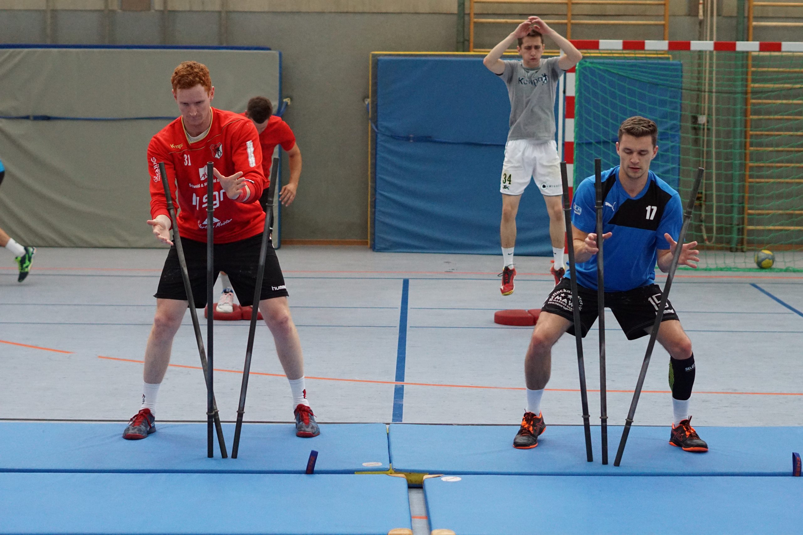 Gruppe Handballer beim Mannschaftstraining