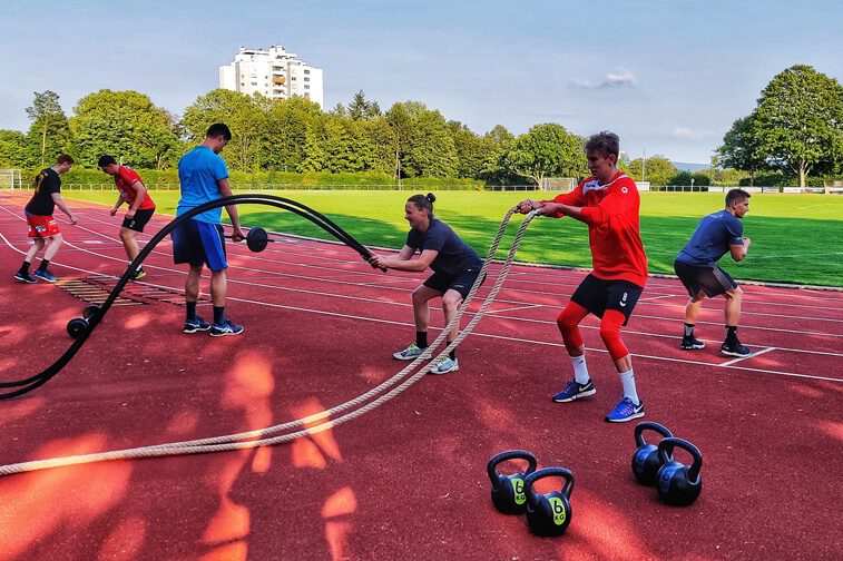 MEISTERATHLETIK Mannschaftstraining Handballer beim Mannschaftstraining