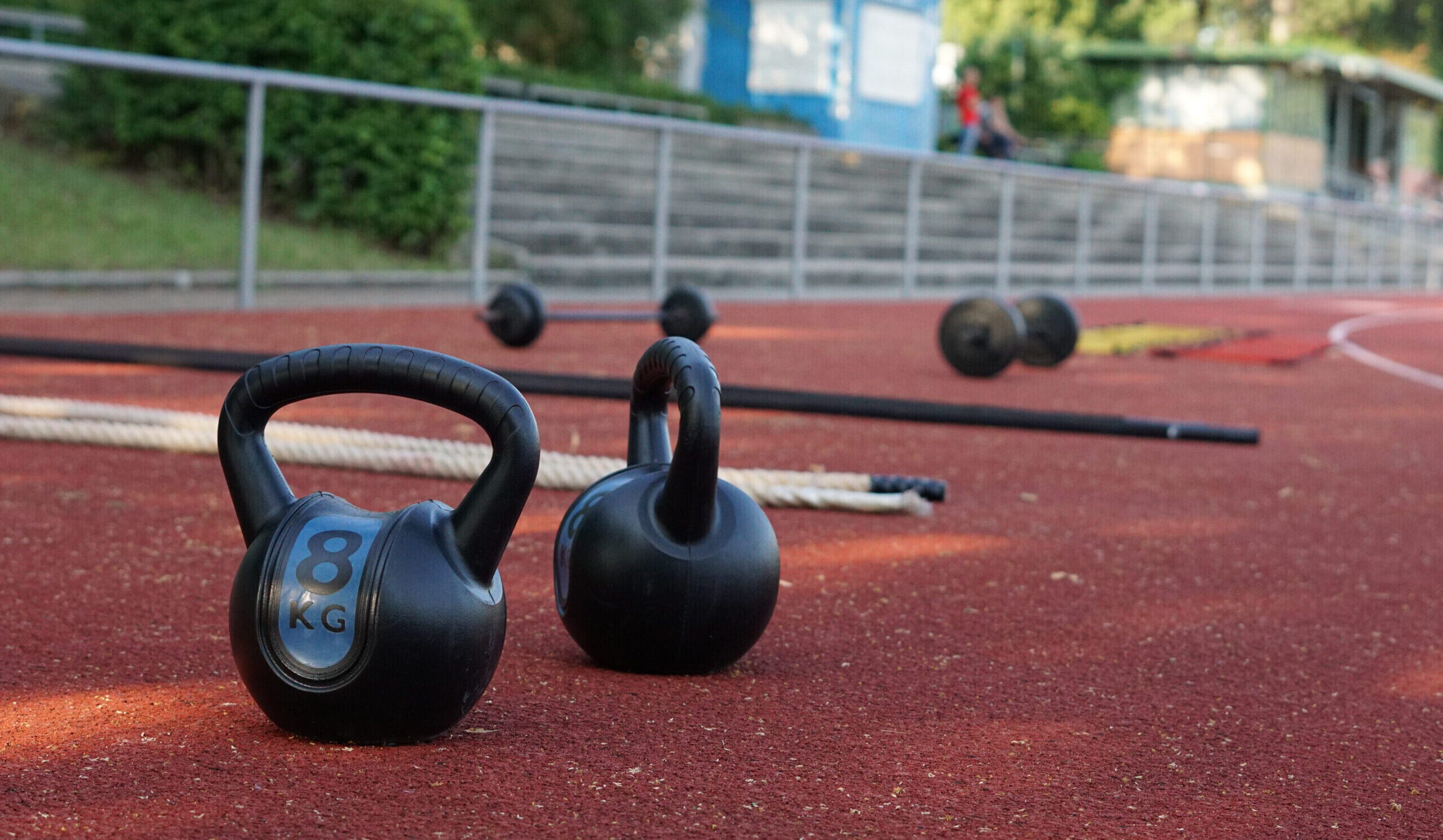 Sport-Equipment: Kettlebells und Battle Ropes Sport-Equipment: Kettlebells und Battle Ropes
