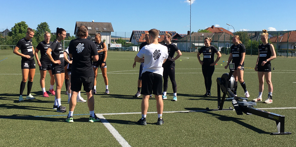 Handballerinnen beim Mannschaftstraining