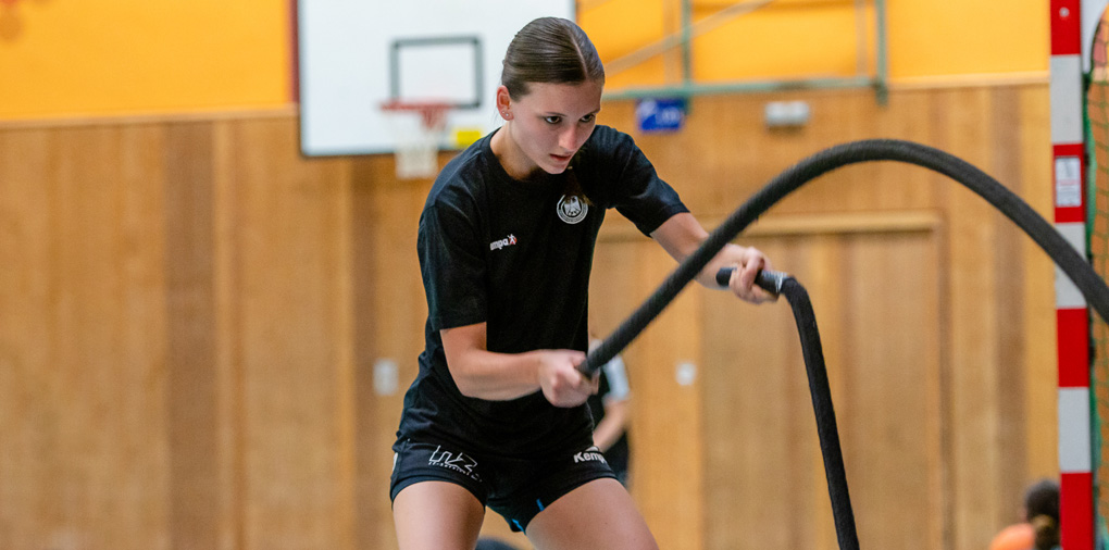 Handballerin mit Battle Ropes im Personal Training von MEISTERATHLETIK